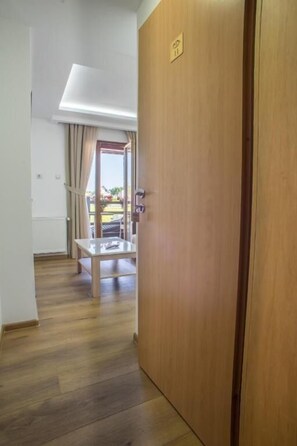 Studio, balcon | Intérieur