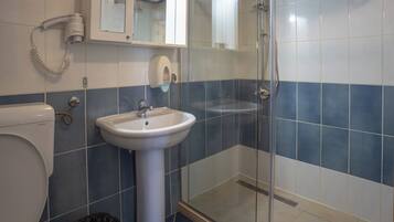 Basic Quadruple Room | Bathroom