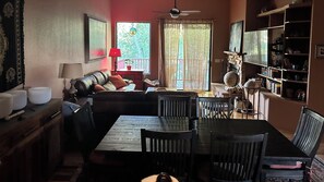 Living area - Charming 1-bedroom townhome with AC in Sedona (Sedona)