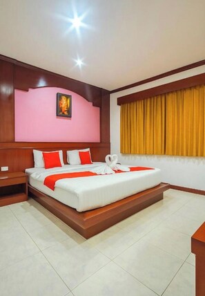 Chambre Double Deluxe, 1 très grand lit, balcon, vue ville