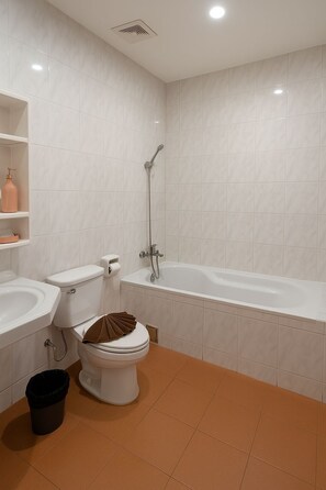 Deluxe Double Room, 1 King Bed, Balcony, City View | Bathroom