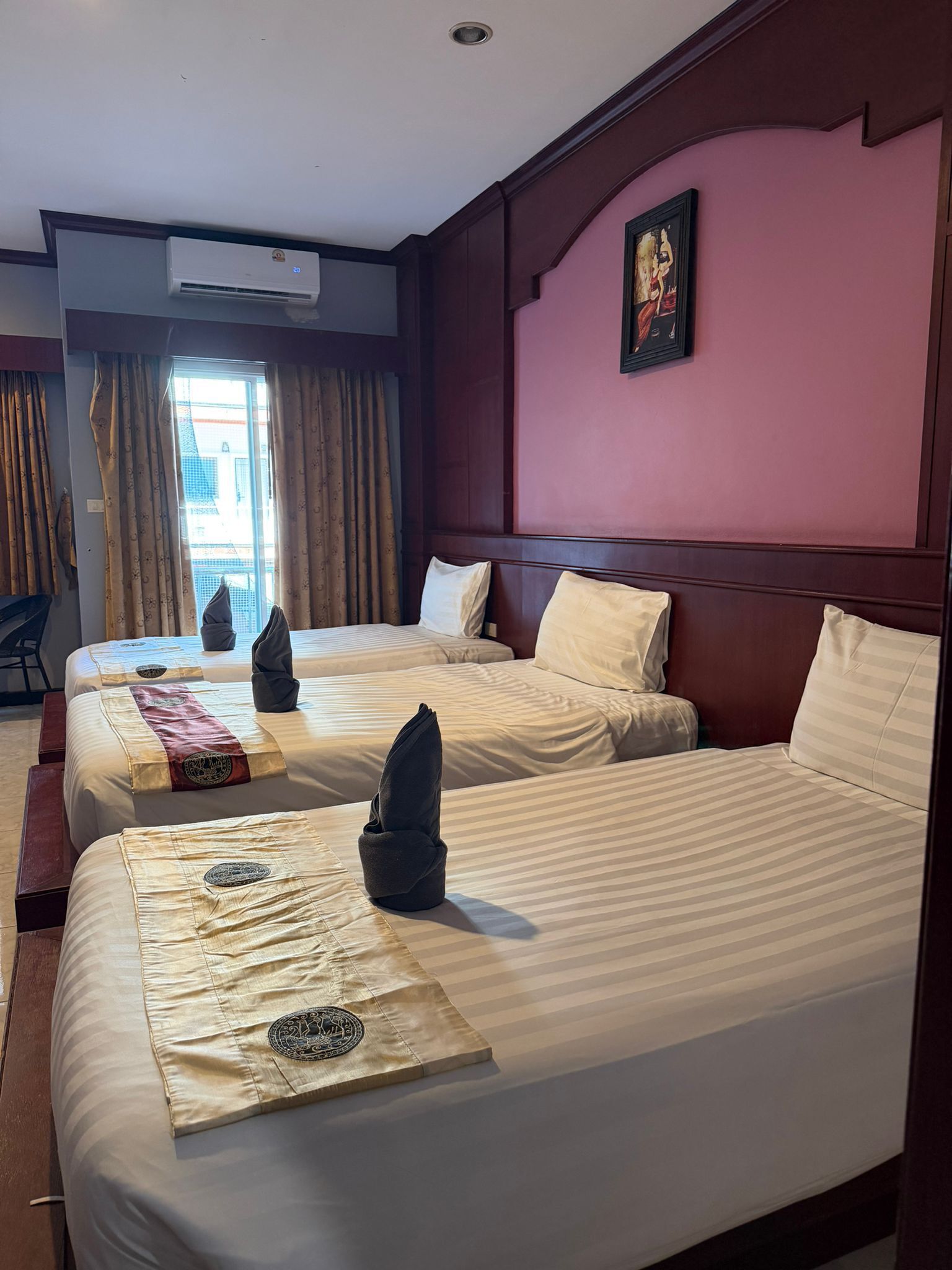 Monolocale familiare, letti multipli, balcone, vista città