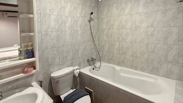 Standard Double or Twin Room | Bathroom