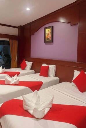 Monolocale familiare, letti multipli, balcone, vista città | Spa