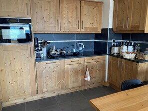 Fridge, microwave, oven, stovetop - Luxury 3 bedroom apartment with large terrace with mountain view - ideal family (Landry)