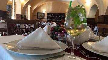 Dobbeltrom, balkong, byutsikt | Spiseområde