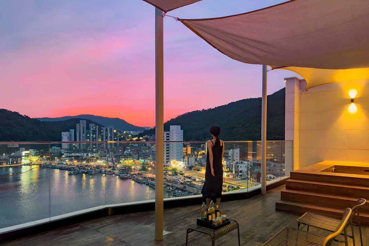 华丽双人房, 1 张大床, 阳台, 海港景观 | 露台