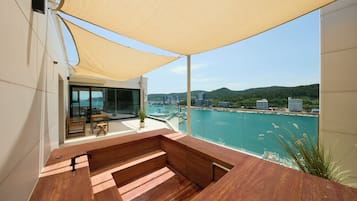 Un balcón con vista al mar y edificios.