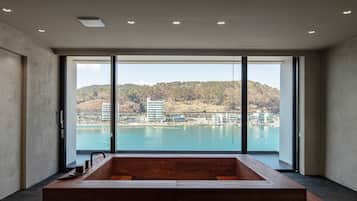 Deluxe Double Room, 1 Queen Bed, Balcony, Harbor View | Interior