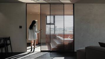 Un interior moderno con una puerta corredera, un sofá y una silla.