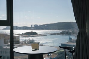 Habitación doble Deluxe, 1 cama Queen size, balcón, vista al puerto | Restaurantes