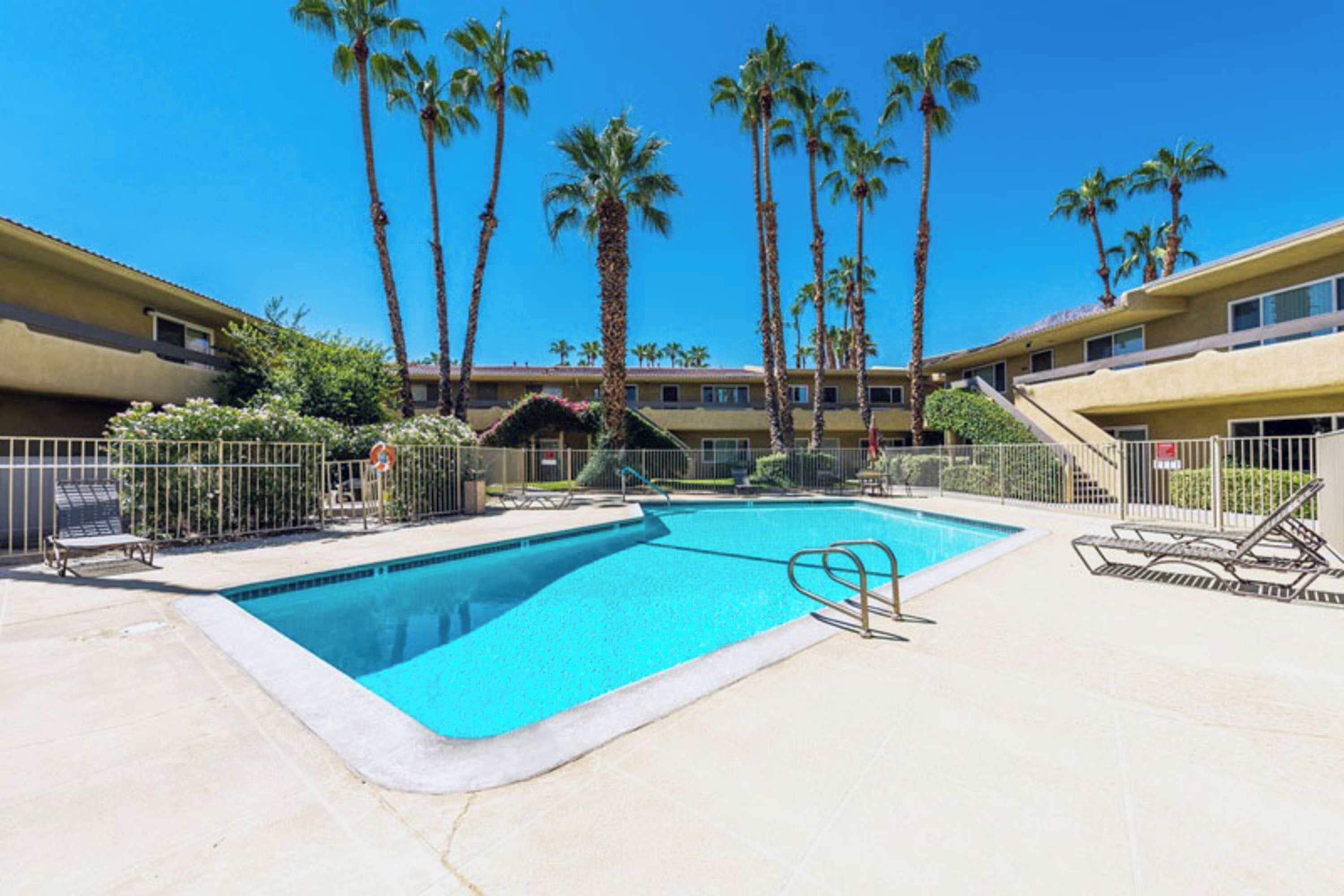 3 outdoor pools, pool loungers