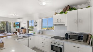 Microwave, oven, stovetop, toaster - The Calm at Moreton View (WOORIM)