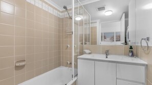 Shower - The Calm at Moreton View (WOORIM)