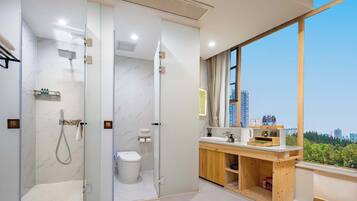 Comfort tweepersoonskamer, uitzicht op de stad | Badkamer | Gratis toiletartikelen, een haardroger, handdoeken, zeep
