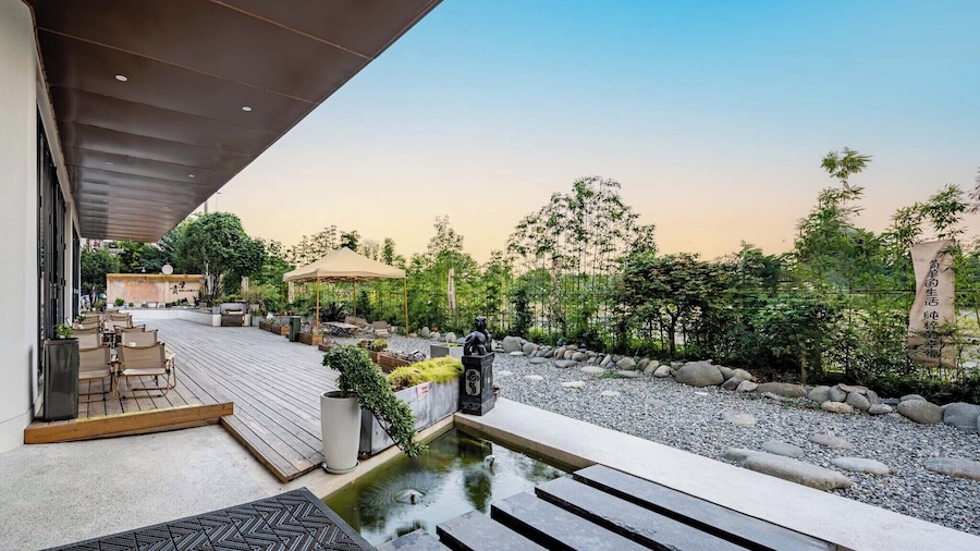 Dujiangyan Gongzuo Private HotSpring Inn