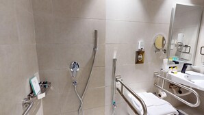 A bathroom with a shower, toilet, and sink. - Balensia Hotel (Madinah)