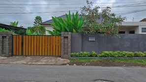 Property grounds - Charming 3-bedroom villa in tranquil Gianyar perfect for relaxing getaway (Gianyar)