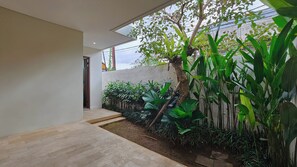 Property grounds - Charming 3-bedroom villa in tranquil Gianyar perfect for relaxing getaway (Gianyar)