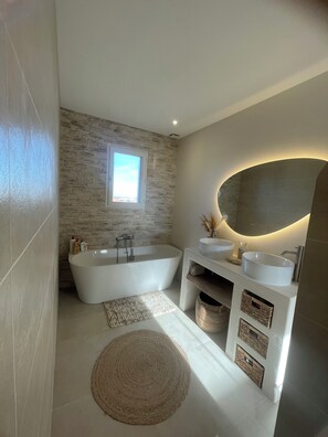 Bathroom - Vrbo Property (Thuir)