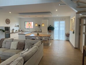 Unclassified image, 4 of 18, button - Vrbo Property (Thuir)