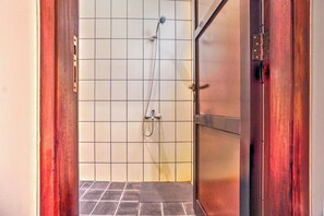 Standard Double Room | Bathroom | Shower - OYO 95211 Duta Hotel Banyuwangi (Jajag)