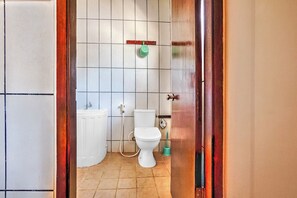 Bathroom - OYO 95211 Duta Hotel Banyuwangi (Kabupaten Banyuwangi)