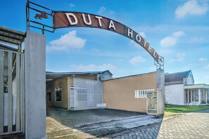 Exterior - OYO 95211 Duta Hotel Banyuwangi (Jajag)