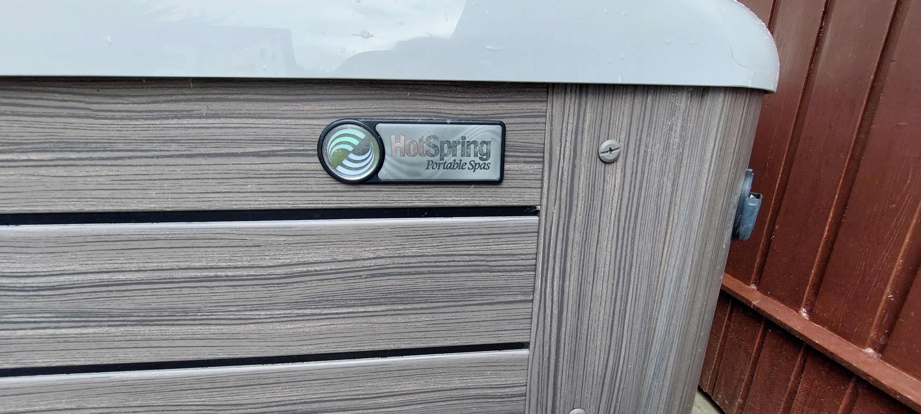 Ein tragbares Spa mit einem Etikett, das 'HotSpring Portable Spas' angibt.