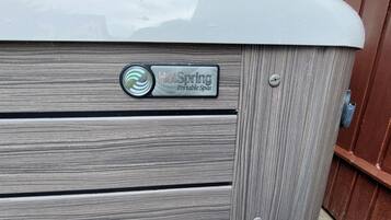 Ein tragbares Spa mit einem Etikett, das 'HotSpring Portable Spas' angibt.