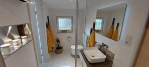 Bathroom - Vrbo Property (Extertal)