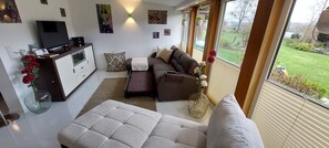 Smart TV, stereo - Extertal garden chalet with heated outdoor whirlpool Dogs free of charge (Extertal)