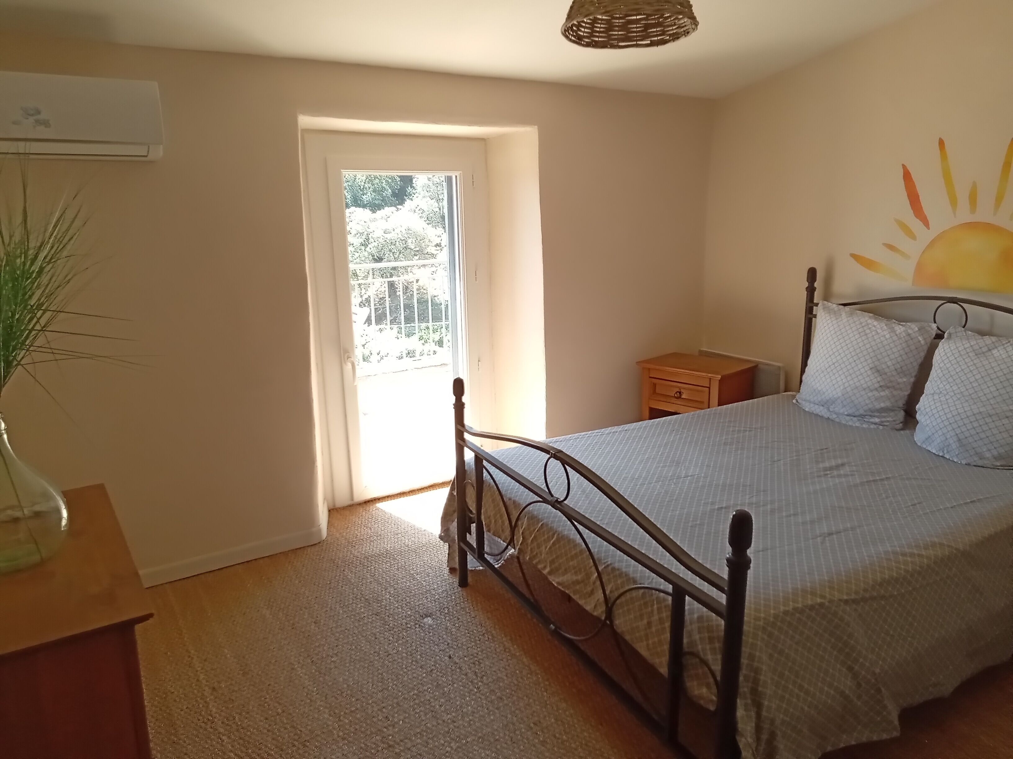 1 chambre, fer et planche à repasser, draps fournis