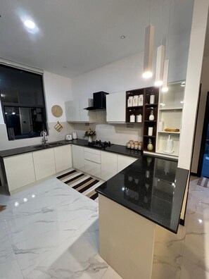 Private kitchen - Luxury ocean-view apartment in Colombo 03 (Colombo)