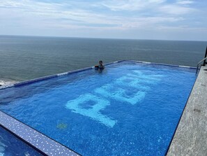 Pool - Luxury ocean-view apartment in Colombo 03 (Colombo)