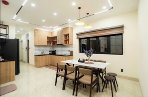 Deluxe Apartment, Sea View | Dining - Khach san & Can ho Cong Phung (Phan Thiet)