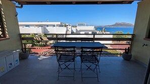Outdoor dining - Casa Ichnusa - Appartamento con vista mare e parcheggio gratuito (Golfo Aranci)