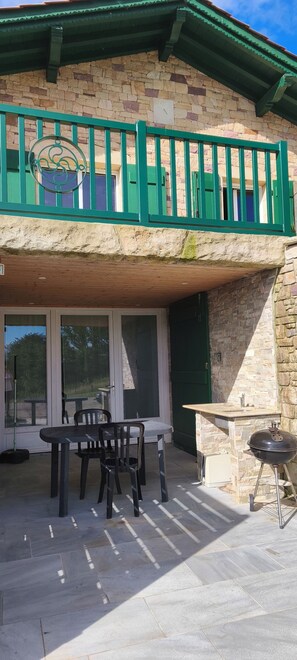 Outdoor dining - Quiet apartment in the Basque Country (Ustaritz)