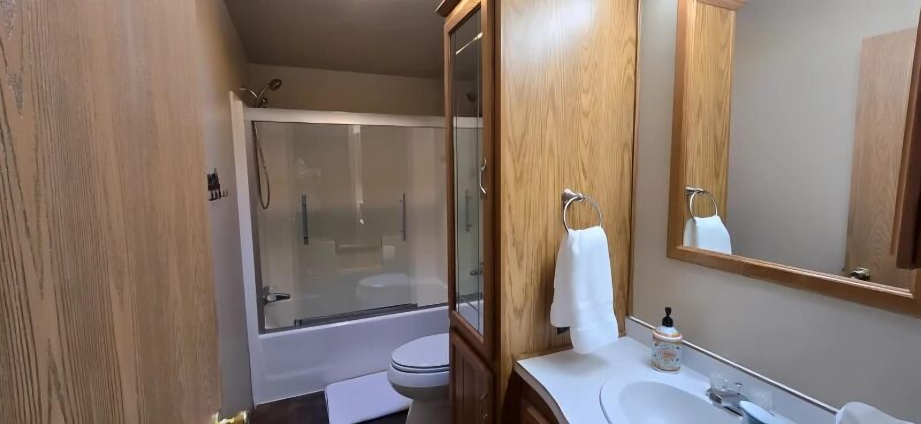 Douche, séchoir à cheveux, serviettes fournies