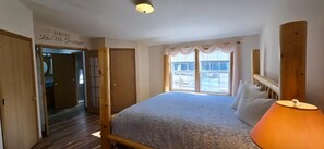 Room - Mickelson Trail Lodge 5 acres of privacy in Custer (Custer)