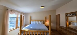 Room - Mickelson Trail Lodge 5 acres of privacy in Custer (Custer)