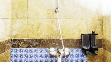 Kamar Twin Deluks, 1 kamar tidur, pemandangan halaman | Kamar mandi