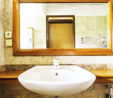 Habitación familiar doble, 1 habitación, vistas al patio | Baño