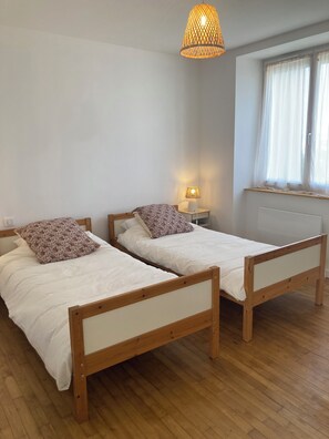 3 slaapkamers, een strijkplank/strijkijzer, wifi, beddengoed