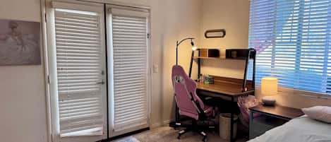 1 habitación, tabla de planchar con plancha, wifi gratis y ropa de cama