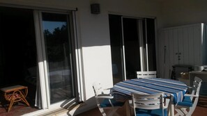 Outdoor dining - Vrbo Property (Hyères)