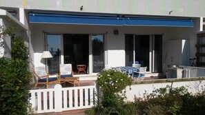 Terrace/patio - RESIDENCE SIMONE BERRIAU 3 PIECES TERRASSE FRONT DE MER VUE MER CLIMATISATION (Hyères)