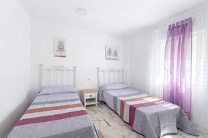 2 bedrooms, iron/ironing board, bed sheets - Apartamento San Ignacio de Loyola, sol y ola III (Conil de la Frontera)