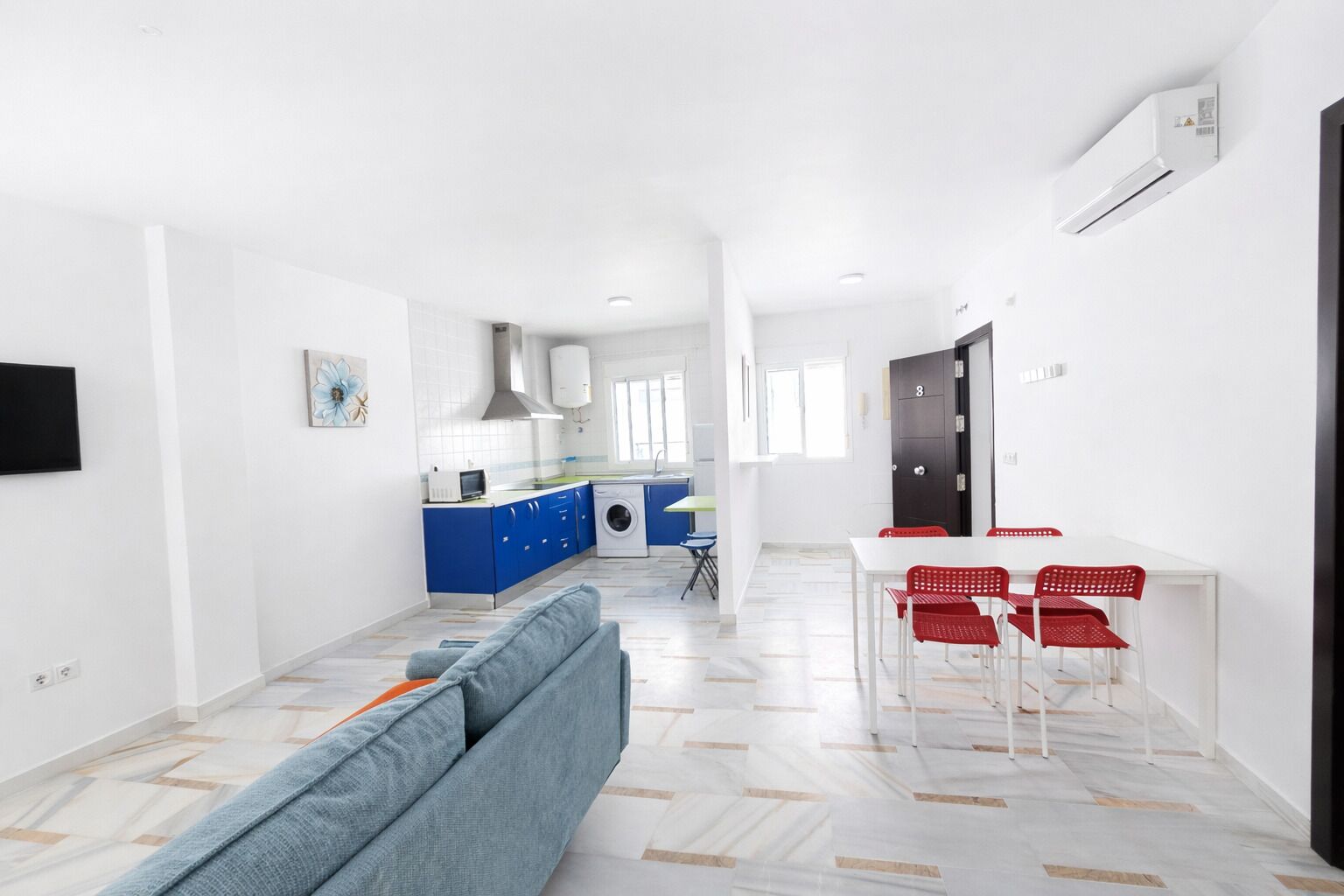 Un apartamento moderno con sala de estar, comedor y cocina.