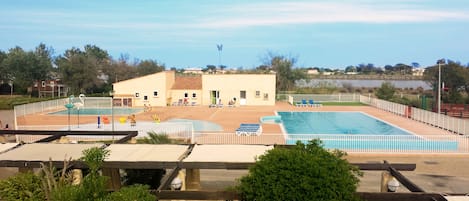 2 outdoor pools